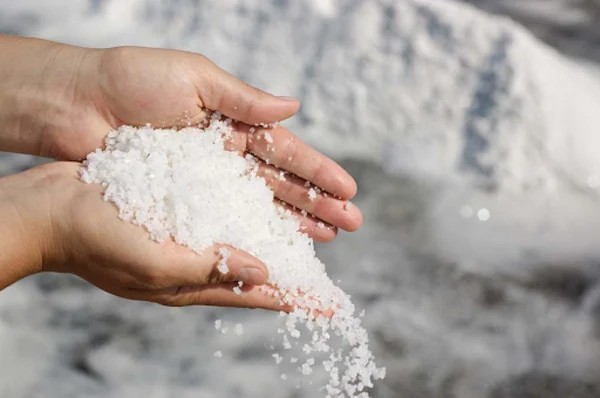 Cách dùng muối để hóa giải phong long