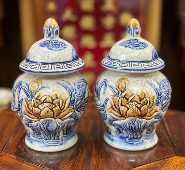 Hũ tam tài gồm ba hũ nhỏ đựng muối, gạo và nước