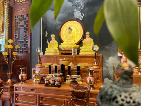 Bàn thờ tam cấp dành cho nhà thờ họ hoặc kết hợp thờ Phật