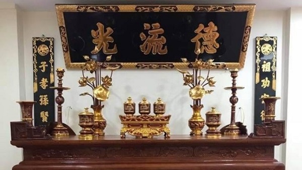 Hoành phi câu đối là tấm bảng gỗ hình chữ nhật được đặt đối xứng hai bên bàn thờ
